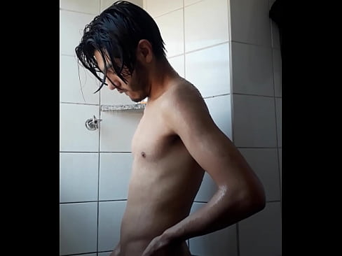 Gay novinho tomando banho gostoso