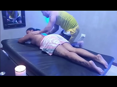 pareja interracial disfrutan de un buen masaje y de un rico sexo mientras frotan sus cuerpos aceitados