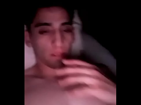 Chileno corriendose en cama