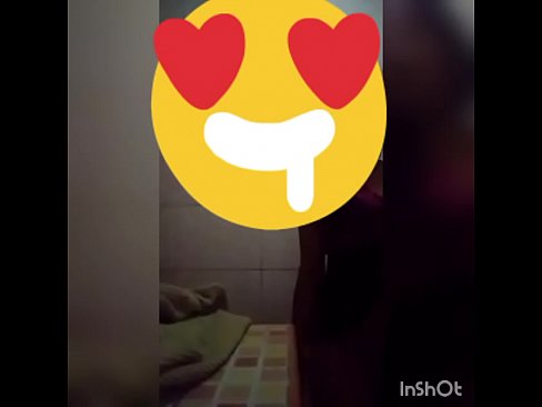 Se moja todo mientras le baila a la cámara