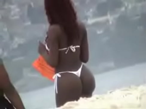 Voyeur en la playa - Bikini Blanco