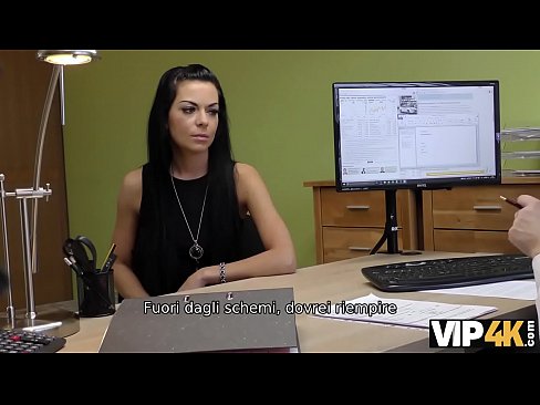 VIP4K. Adorabile ragazza russa cavalca il cazzo dell'agente di prestito nel suo ufficio