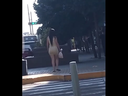 Mujer bajita piel blanca venezolana bonito trasero moviéndolo al caminar