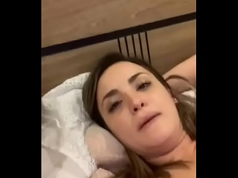 Mujer se masturba enfrente de su novio