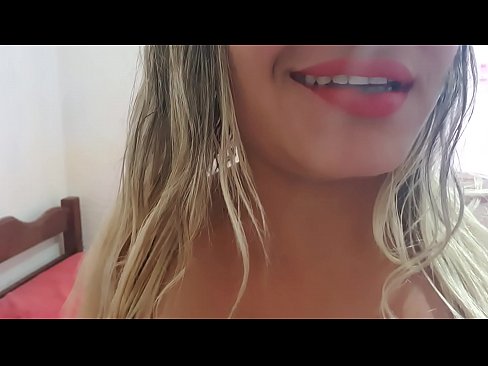 Camgirl ensina a todos como fazer uma punheta guiada