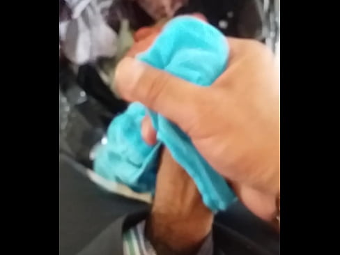 Me jalo la verga bien rico con los calzones que traía una amiga de mi esposa en una bolsa a a dejó encsrgada y le lleno de semen su ropa