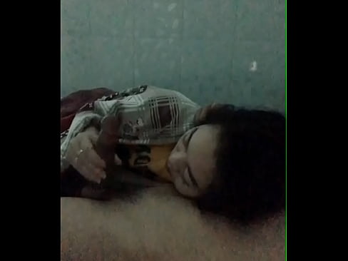Em gái thích bú cu