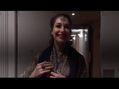 naked walk in hotel by Bollywood actress and caught by guest