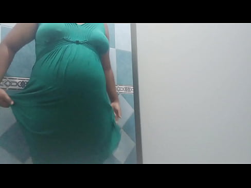 Esposa embarazada en el wc