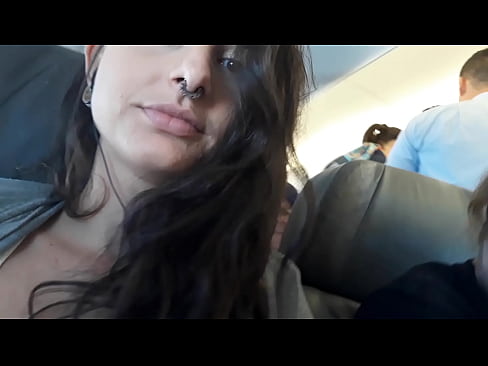 Gostosa se masturbando dentro do avião