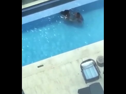 Piscina singando los cachan pillados