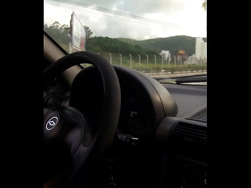Mostrando a buceta no carro