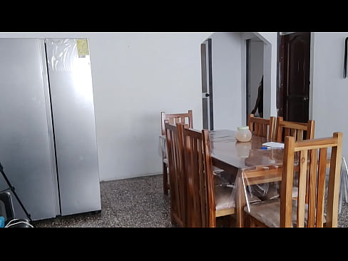 empleada domestica tetona se le pasea desnuda al veterano de 60 años quien esta ciego en casa