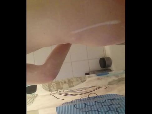 Espiada en la ducha cuerpo feo