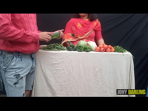 Vegetable seller was fucked in the market in front of everyone, xxx indian real desi sex video