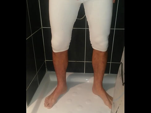Pipi habillé sous la douche
