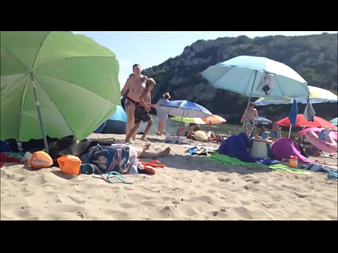Énorme paire de seins nus à mater sur la plage