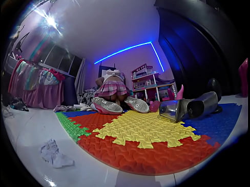 Cámara espía, mi hermanastra juega en su cuarto