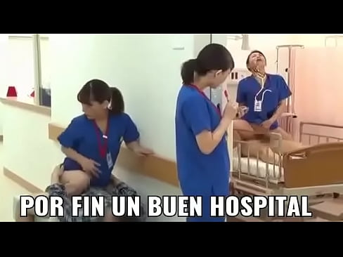 Enfermeras asiáticas cojen con sus pasientes