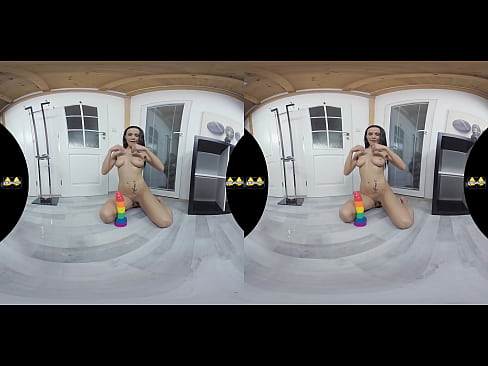 XXL Pussy Lips Pee in Virtual Reality