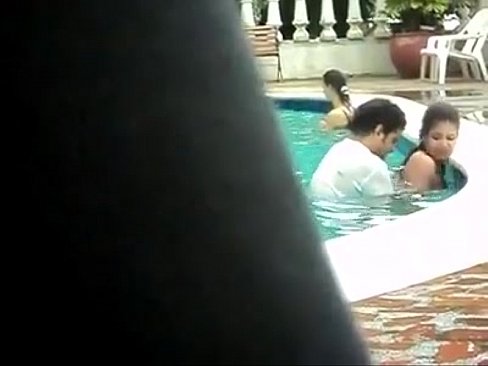 Esposa novinha putinha safadinha trepando na piscina
