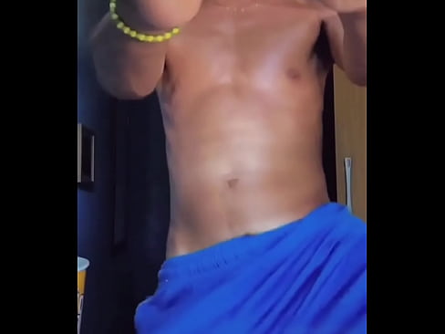 Novinho hétero dançando suadao e exibindo dote vantajado