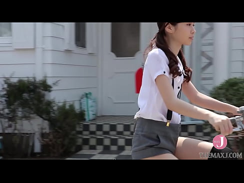 Cute Japanese babe gets her ass filmed on bike [bunc-002]