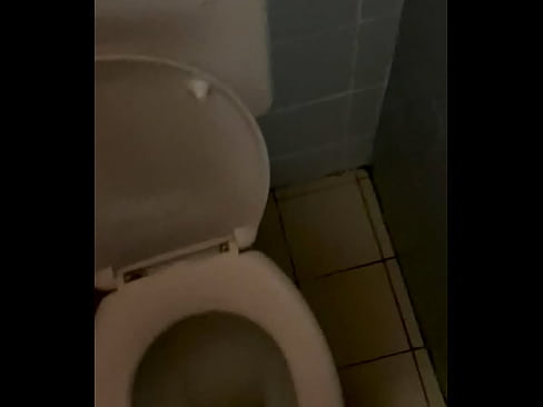 Cum toilet public