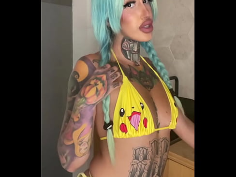 ¿Algun voluntario que me quite este bikini de pikachu y me haga gozar de placer?