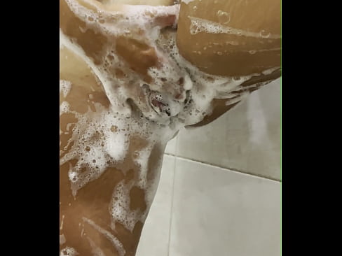 une arabe se masturbation sous la douche avec sont sexe toys