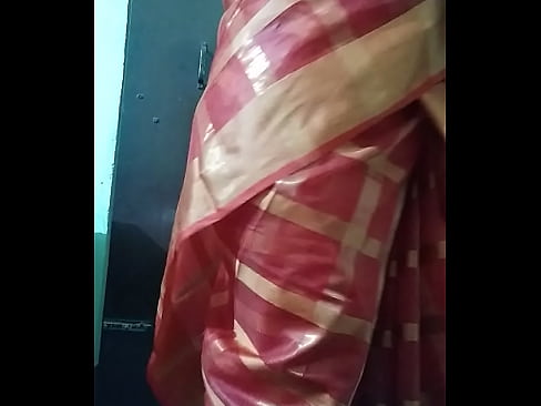 Sonam is wearing saree