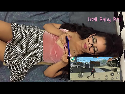 mi amiga bajo la guardia por jugar con el celular
