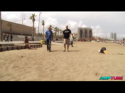 Dos pollones para Noemilk en la playa