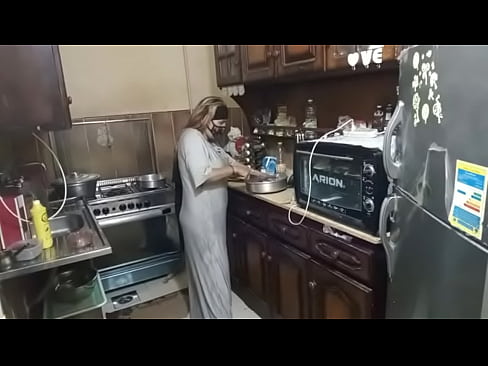 يتجسس على اخت مراته وهي تحظر الفطور ويستدرجها