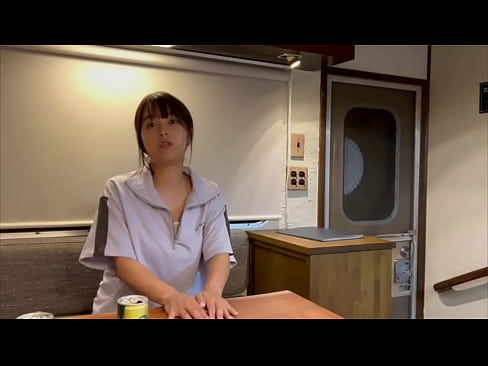 キャンピングカーで彼女と旅行中に広い車の中でSEXしまくるカップル。