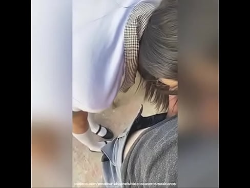 Colegiala Latina CHUPANDO una Verga en el COLEGIO, Falta a Clases para Chuparle la VERGA a otro Alumno! Video Amateur