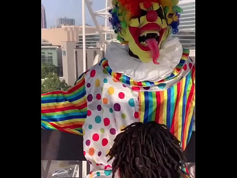 Clown gets head at amusement park