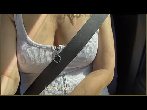 Exhibitionist milf loves tit flashes in the car