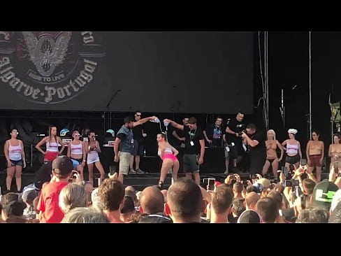 Women flashing her tits at a concert