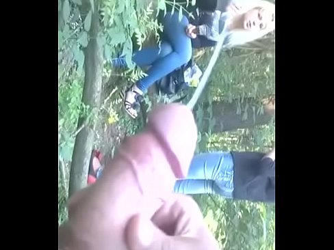 Онанист в лесу показал телкам пенис