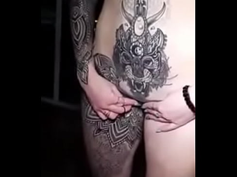 Gostosa demostra sua tatuagem