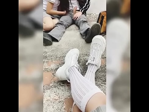 Mejores Amigas Estudiantes se Graban en la Escuela Chupándosela a un Alumno y Cogiendo. Sexo Casero!  # 2