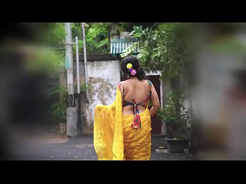 Indian aunty in hot Saree showing boobs