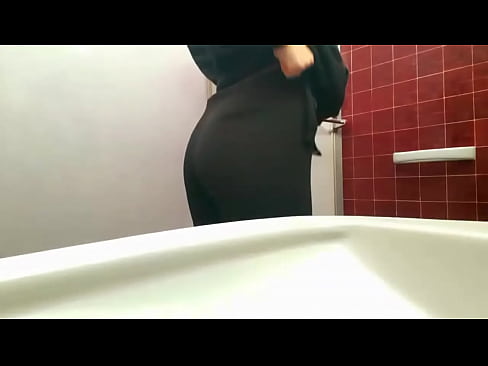 Grabada en el baño cuando hacia videos para el amigo de su novio por dinero