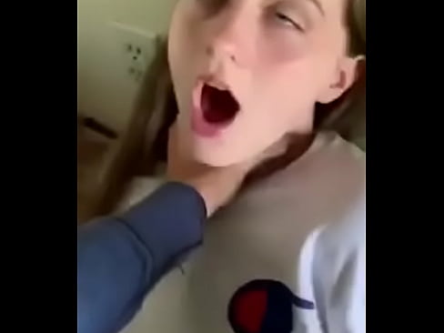 Gime como loca cuando le entra