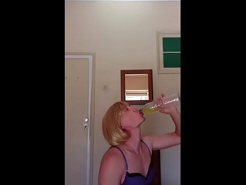Vadia porca Alexia Hepp bebendo o próprio mijo  Vadia porca Alexia Hepp bebendo o próprio mijo