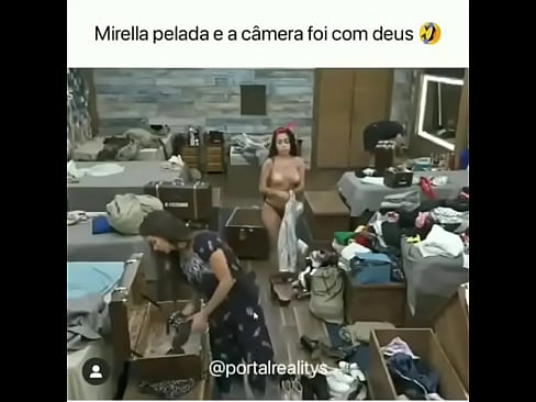 MC Mirella pega pela câmera pagando peitinho