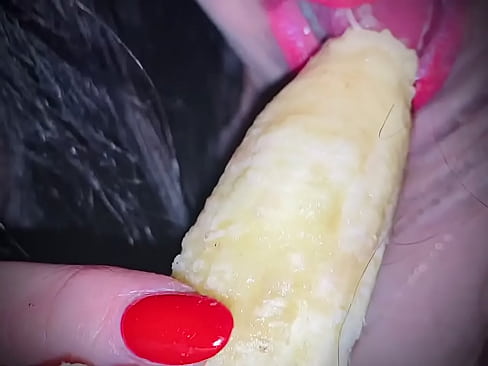 BABE SUCKS BANANA LIKE A COCK