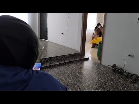 el repartidor de paquetes observa de manera indiscreta como una mujer engaña al marido con su amante pervertido. desenlace inesperado