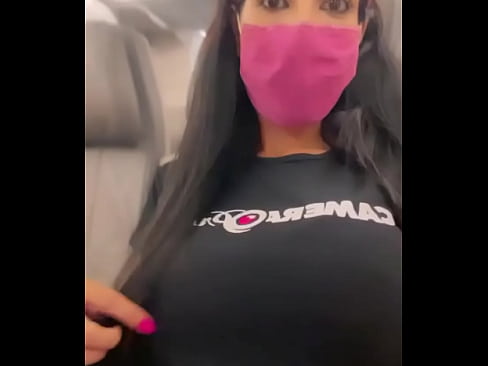 Renatinha Mello desfilando com a camiseta no Câmera Privê no Aeroporto